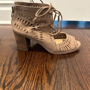 Vince Camuto tan zip/tie sandal (6.5)